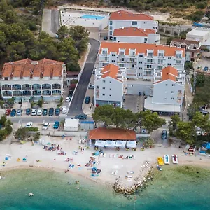 Malo More Aparthotel Arbanija